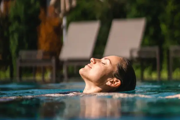Wellness aja Garmisch-Partenkirchen Een vrouw zwemt in een zwembad.