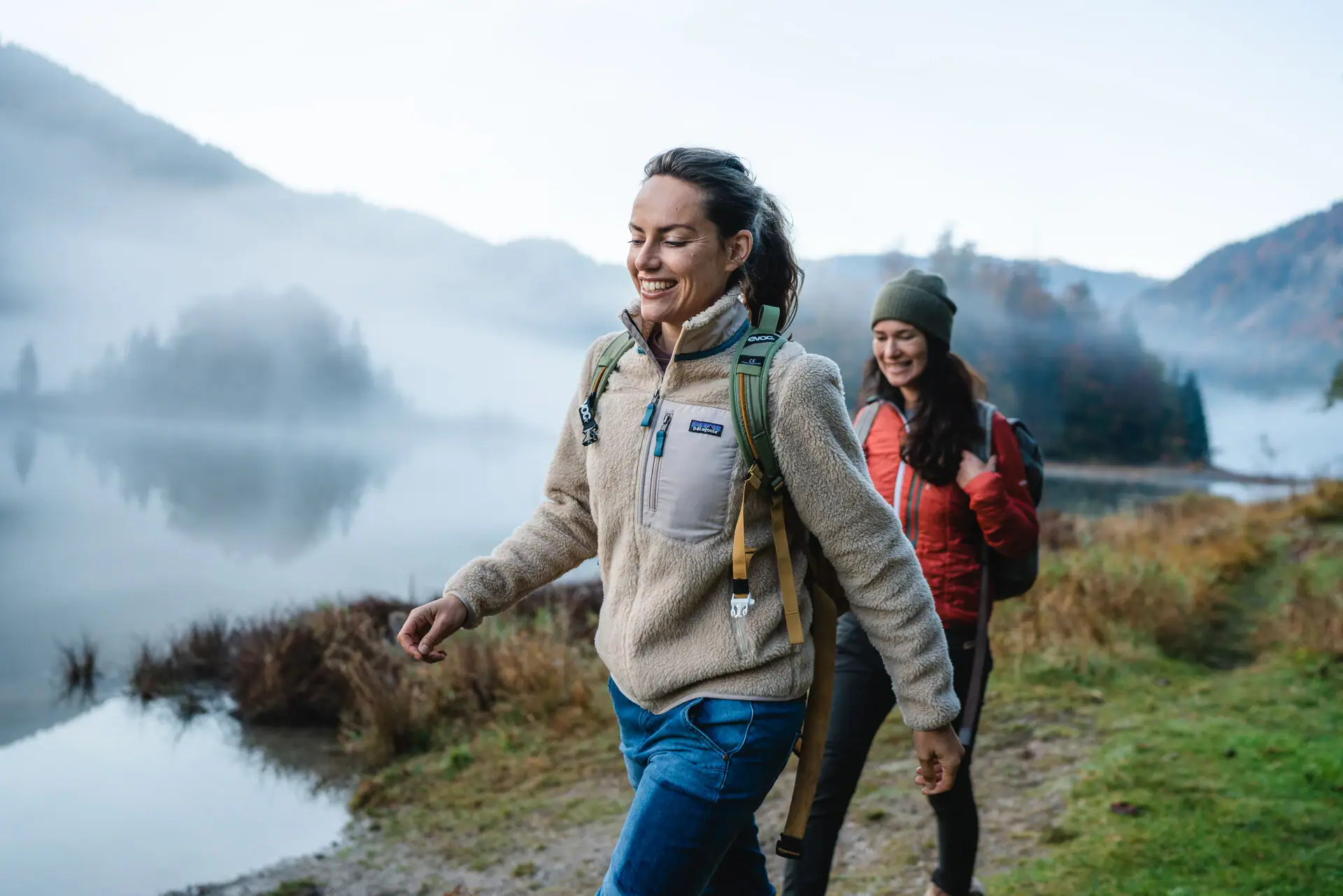 Ruhpolding wandelen Een vrouw met een rugzak die buiten wandelt.