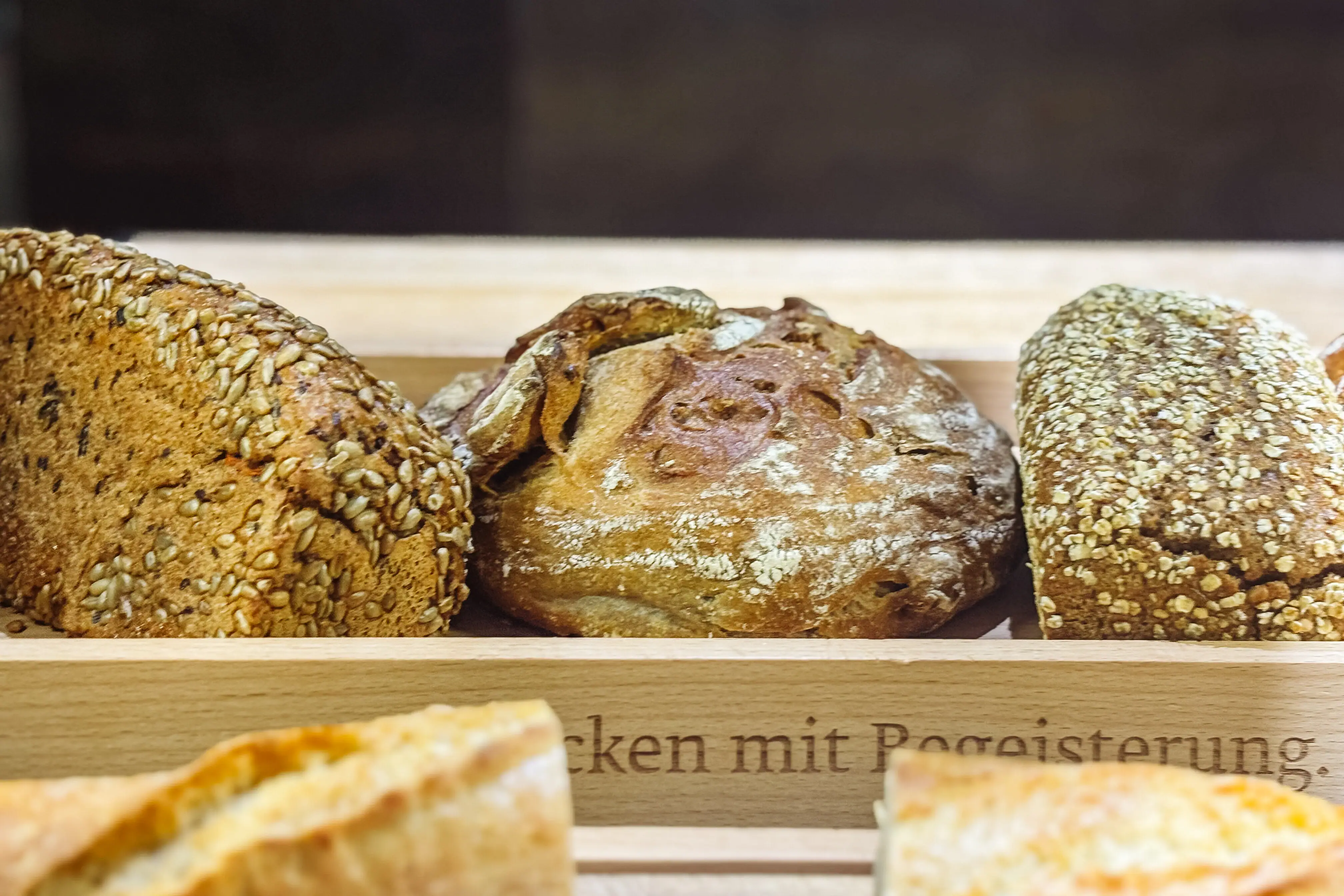 Verschillende soorten brood in een houten kist.