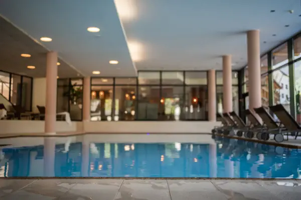 Binnenzwembad Overdekt zwembad in een gebouw met water en een plafond.