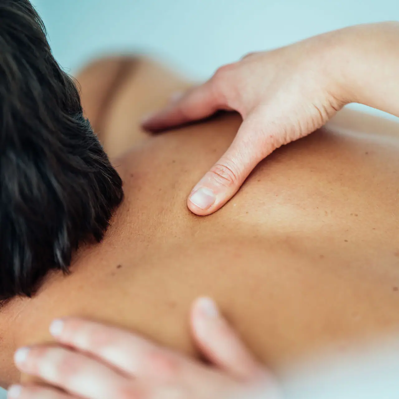 Eén persoon krijgt een rugmassage.