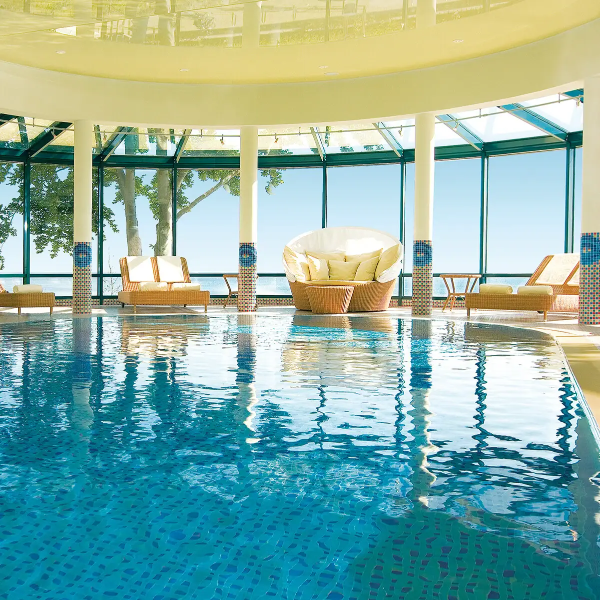 Een zwembad met stoelen en een groot deken.