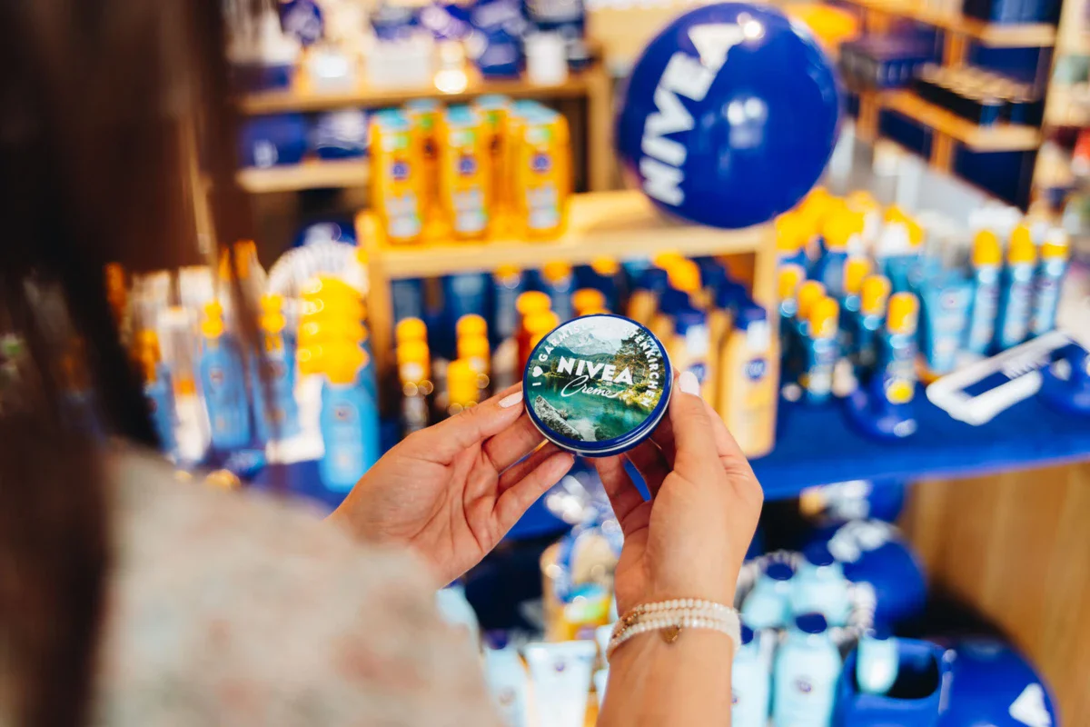 NIVEA blikje Eén persoon houdt een bak room vast.