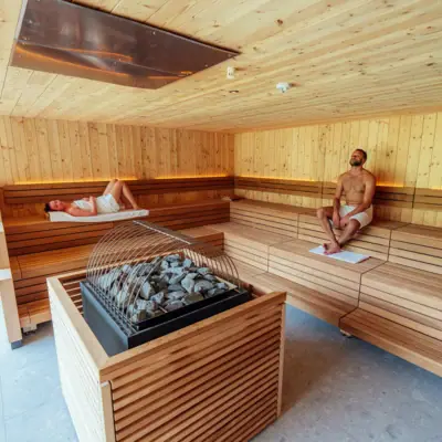 Een stel in de sauna Een man en een vrouw in een sauna.