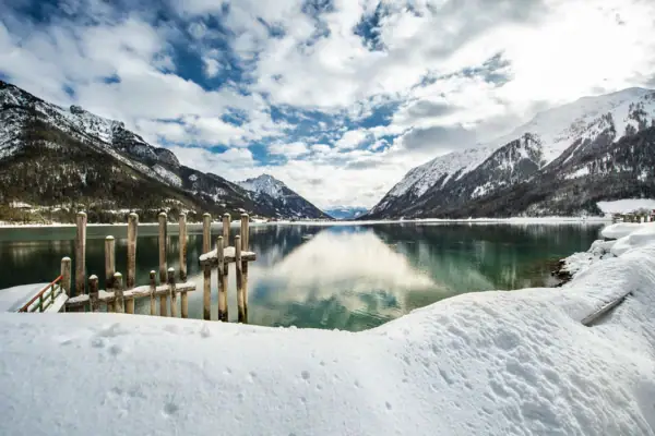 Winter aan het Achenmeer Besneeuwde berg en meer in een winters landschap.