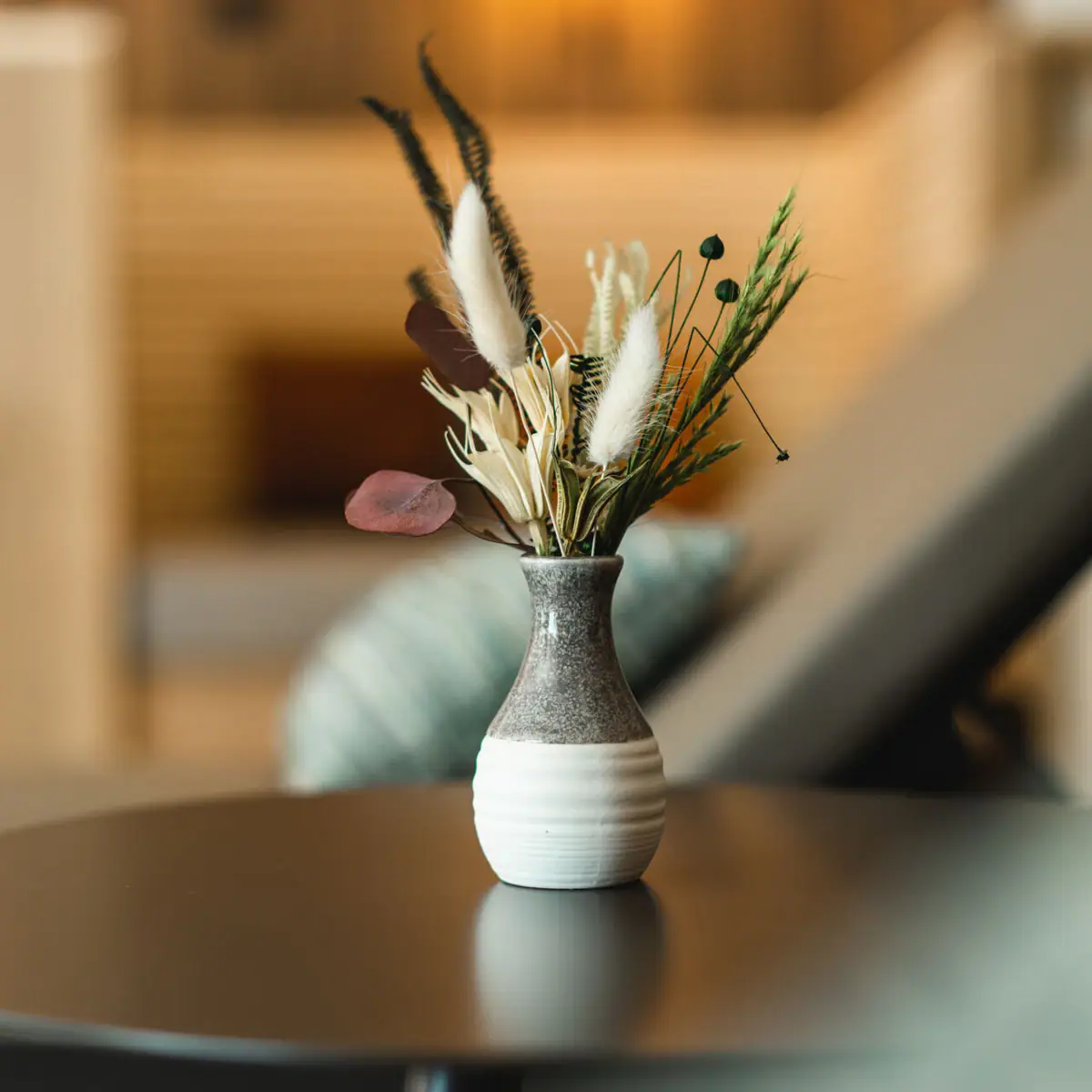 bloemenvaas Vaas met gedroogde bloemen op een tafel