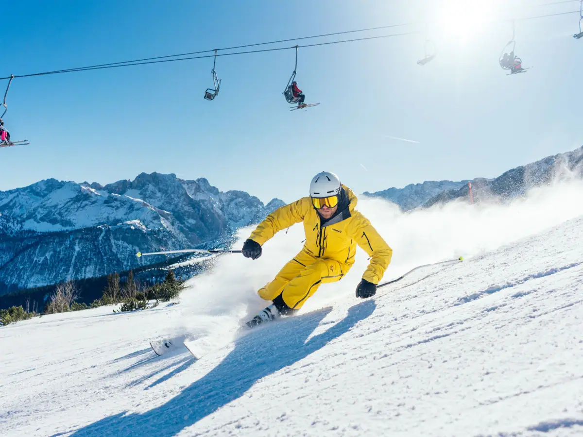 Skiër Iemand skiet van een besneeuwde berg af.