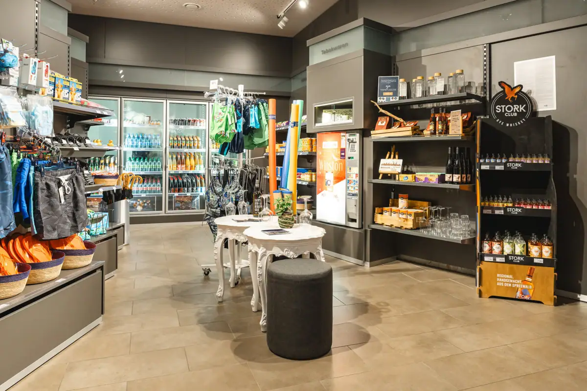 Een winkel met schappen vol drank.