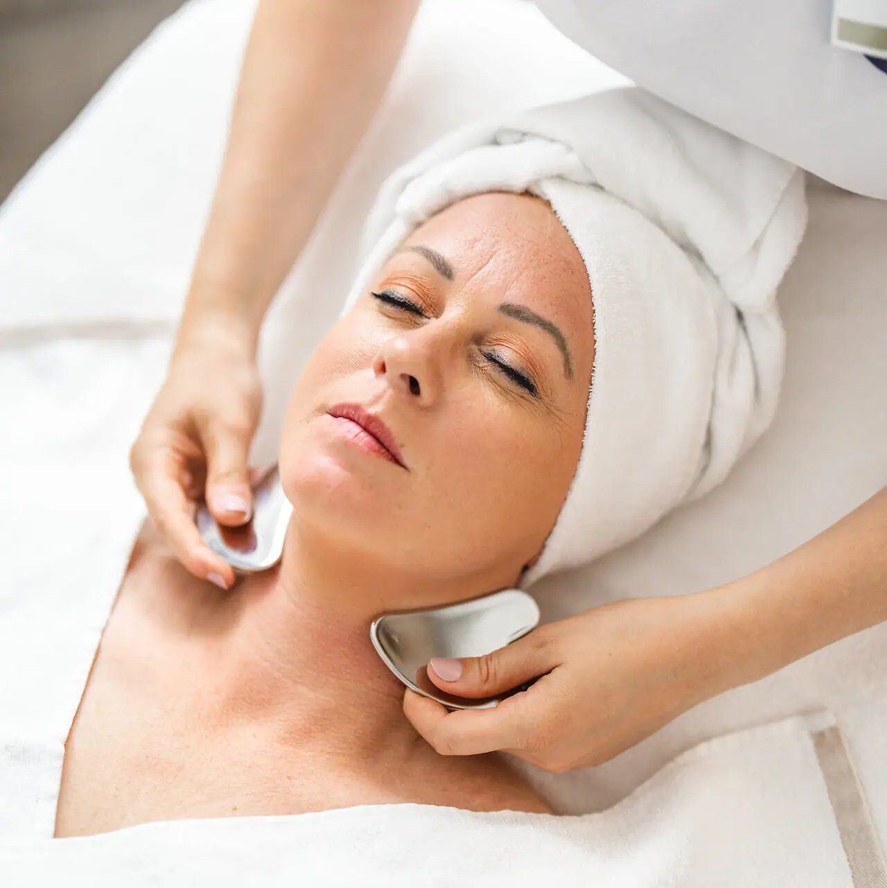 Een vrouw krijgt een gezichtsmassage.