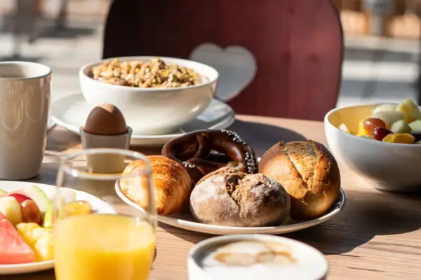 Een tafel met verschillende gerechten erop.