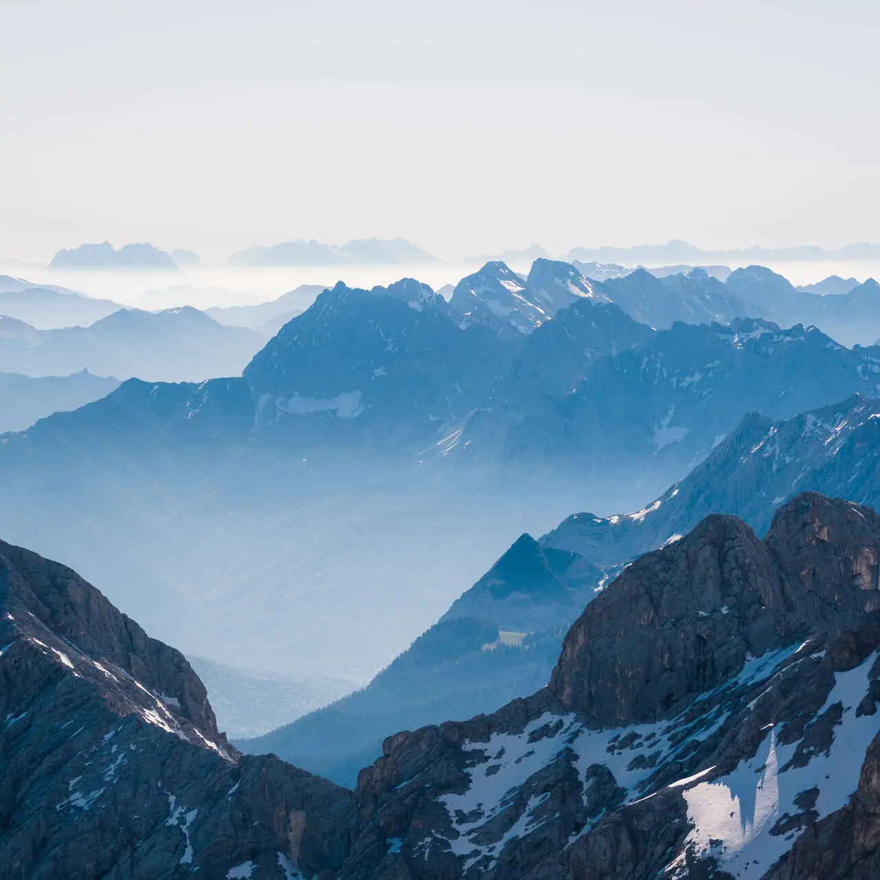 Zugspitze uitzicht Besneeuwde bergketen buiten.