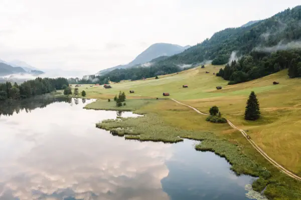 Meer Gerold Een meer omringd door bomen en gebouwen.