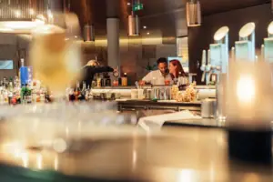 Een man en een vrouw aan een bar.