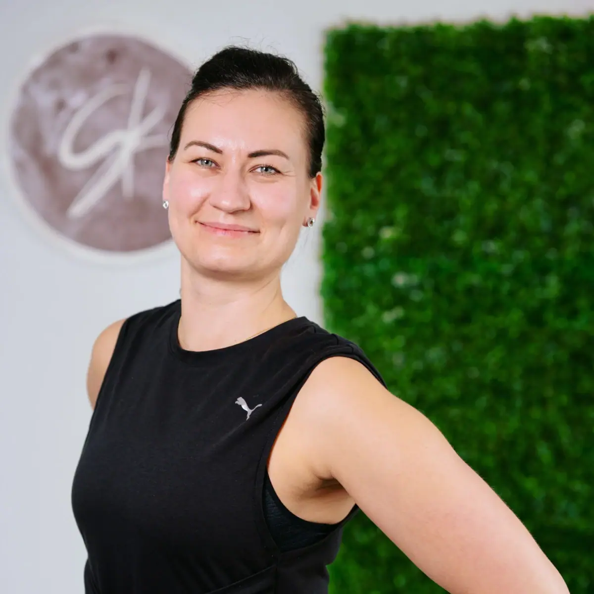 Svenja Kunde Een vrouw in een zwart shirt.