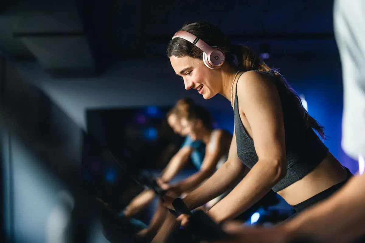 Fitnessruimte bij aja Bad Saarow Een groep vrouwen op loopbanden.