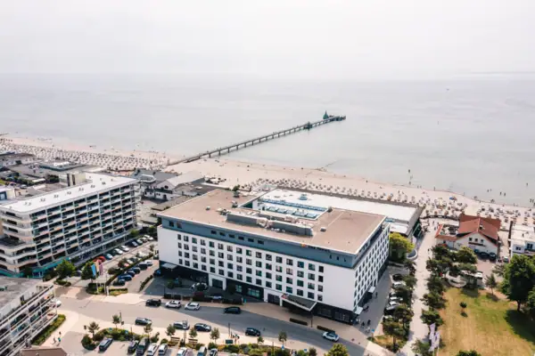 Een gebouw naast een strand.