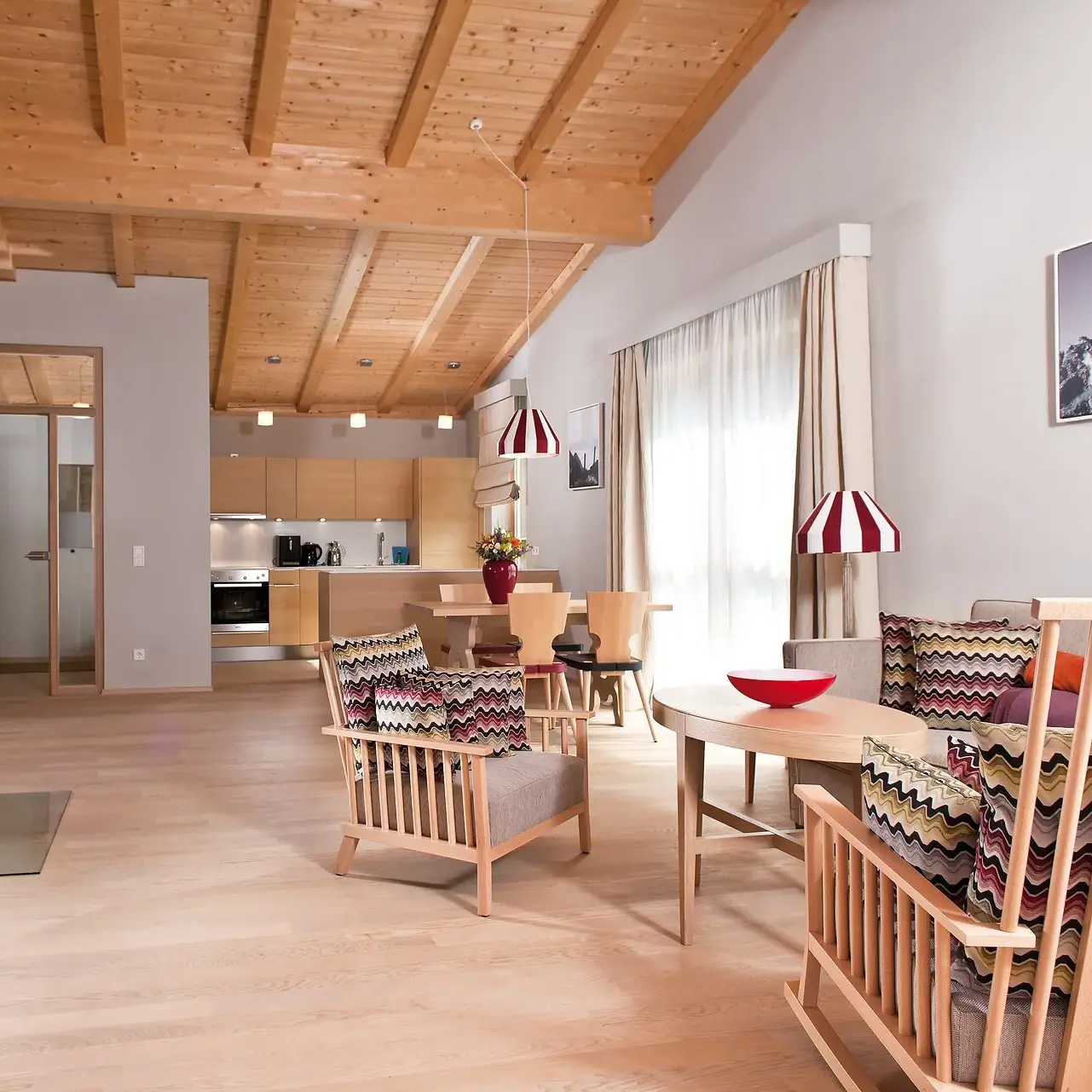 Vakantiewoning Een kamer met een houten plafond en houten lambrisering.