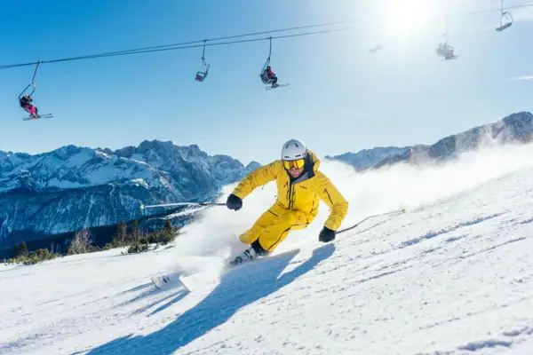 Skiën in Garmisch Iemand skiet van een besneeuwde berg af.
