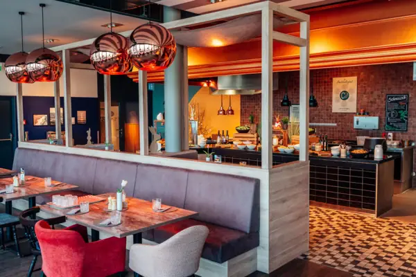 Ein Restaurant mit Tischen und Stühlen.