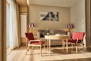 Een kamer met een tafel en stoelen.