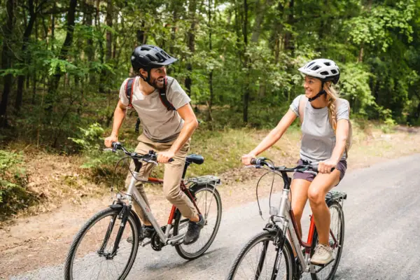 Fahrradtour Ein Mann und eine Frau fahren auf einem Weg Fahrrad.