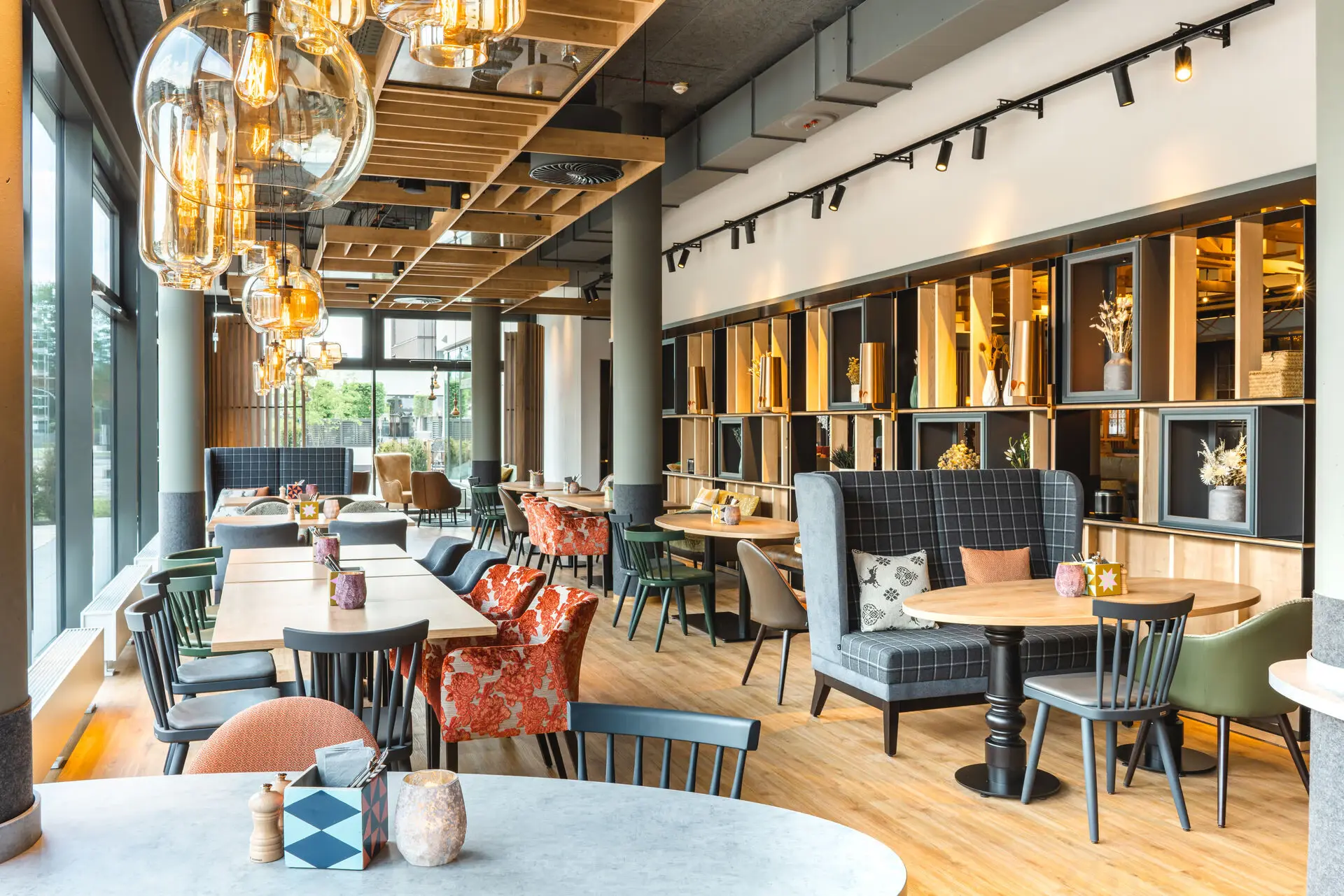 Restaurant Een kamer met tafels en stoelen.