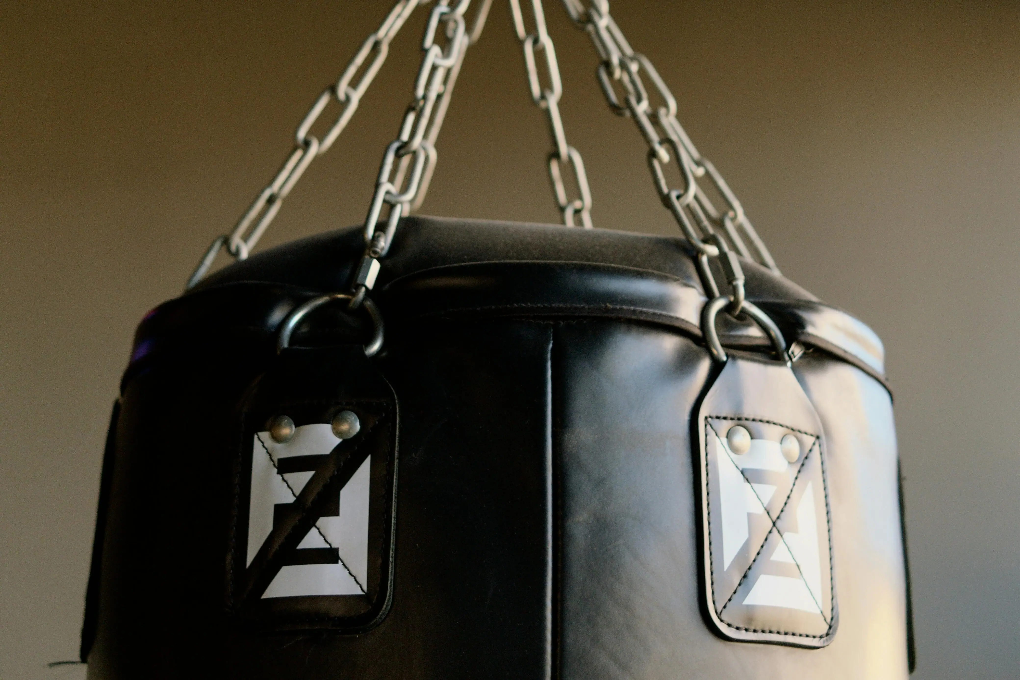 Een bokszak die aan een ketting hangt.