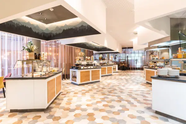 Buffet Buffet in een hotel met elegant interieur en meubilair van hoge kwaliteit.