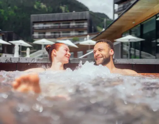 Whirlpool Een man en een vrouw in een bubbelbad.