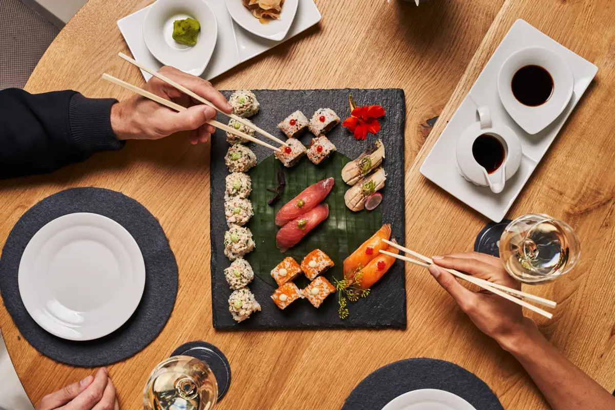 Een groep mensen die sushi eten.