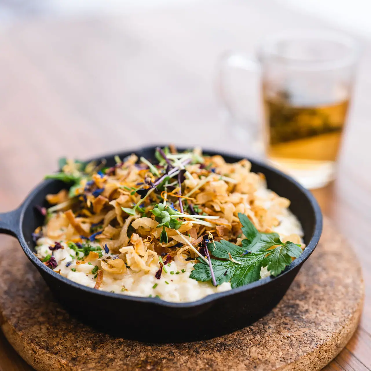 Kaas-spaetzle Een pan met eten op een tafel.