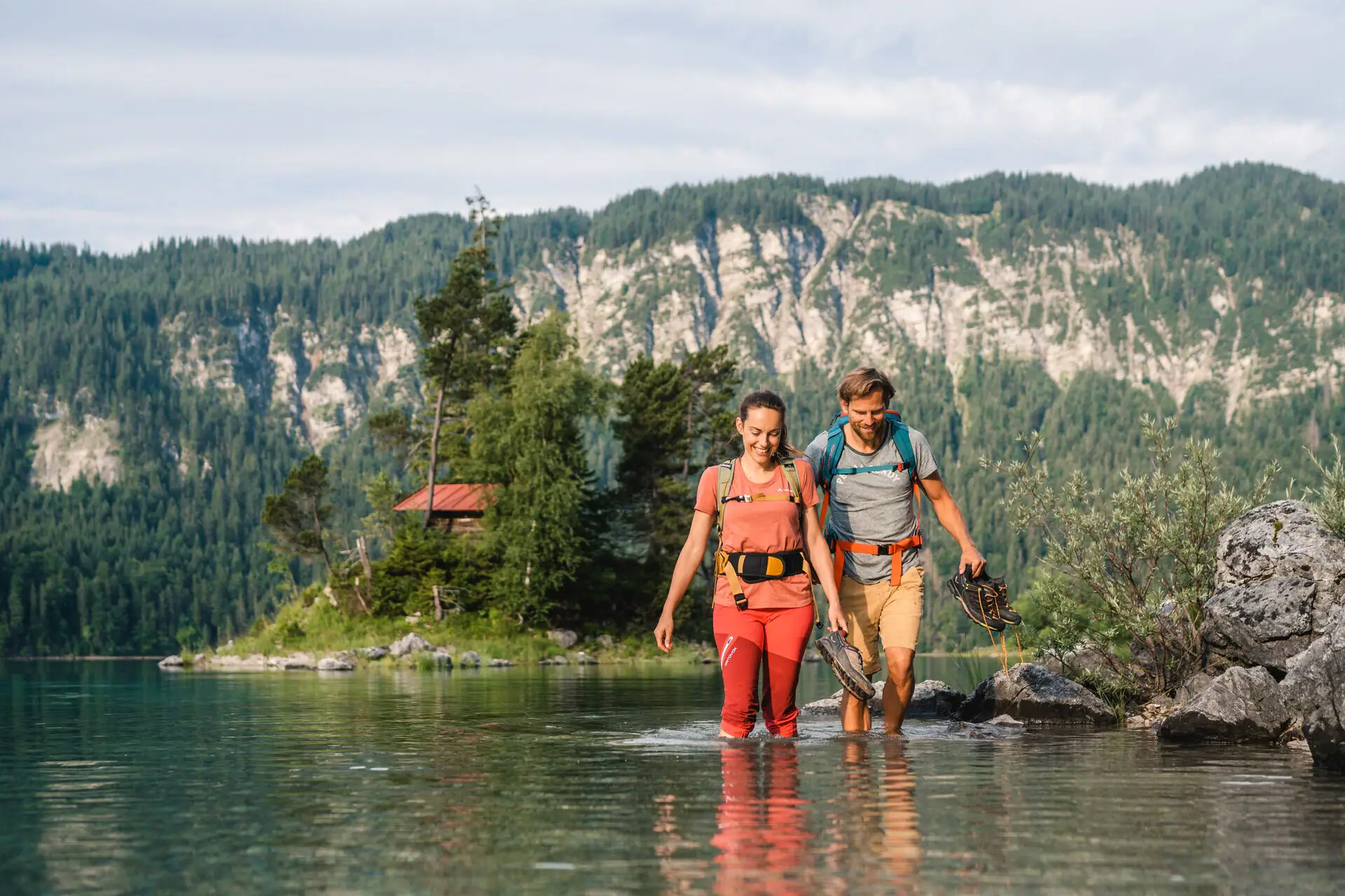 Eibsee Een man en een vrouw lopen in het water.