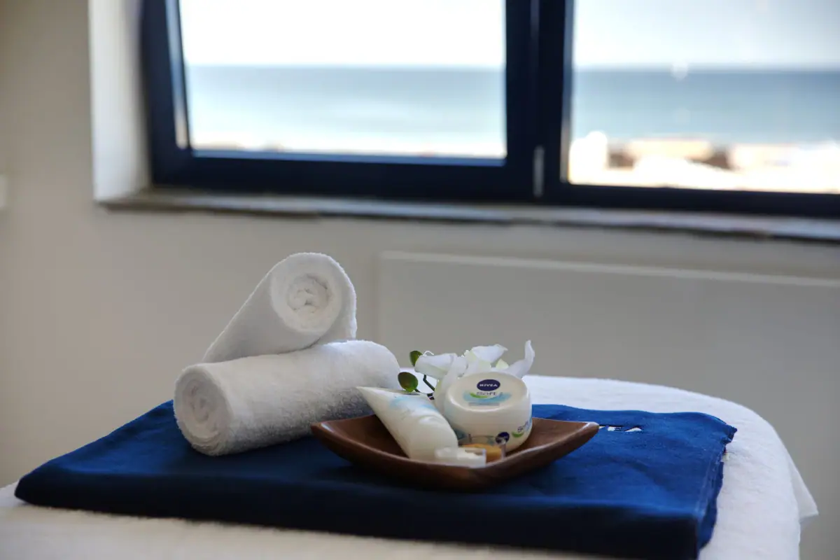 Een bord met room en opgerolde handdoeken.