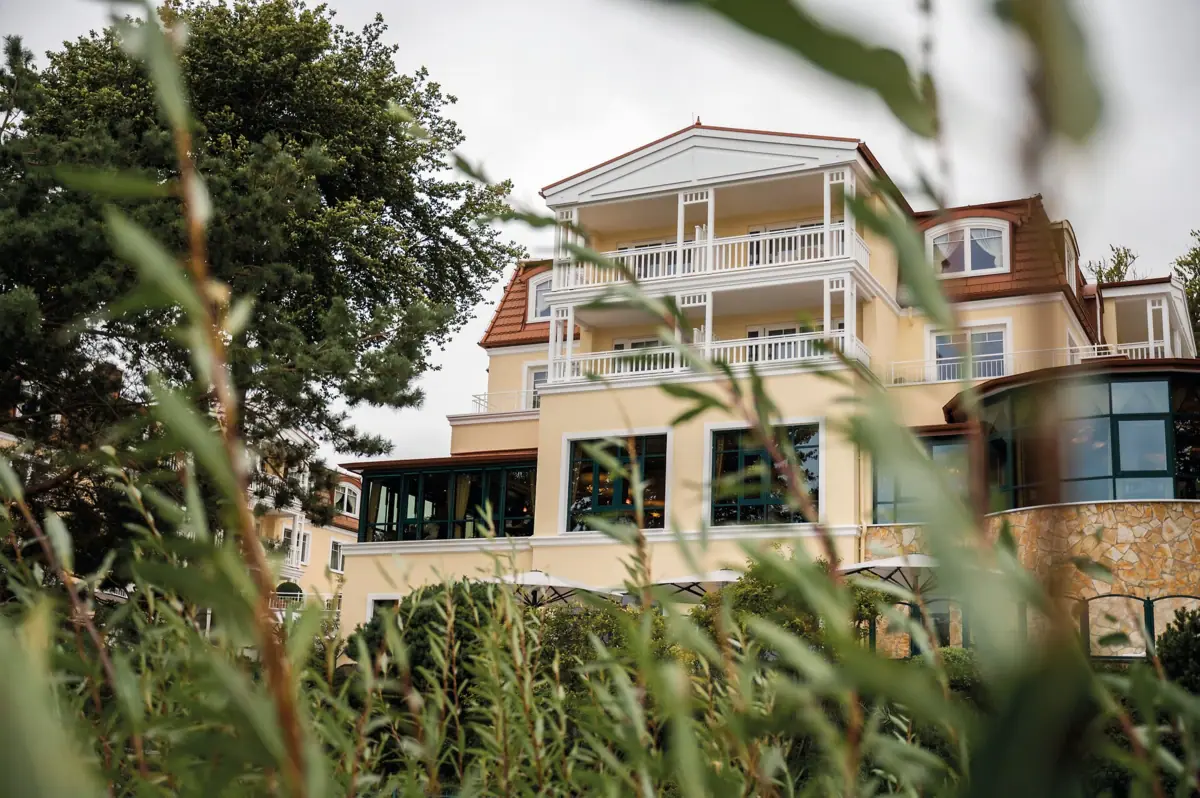 Een gebouw met ramen en bomen op de achtergrond.