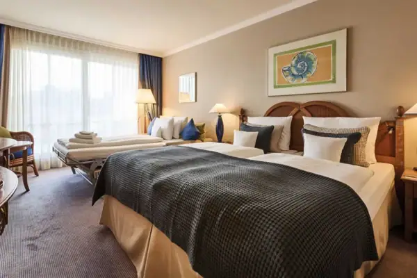 Suite Een kamer met twee bedden en een groot bed.