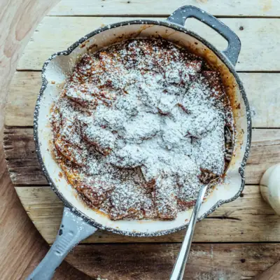 Pot met voedingsmiddelen en poedersuiker