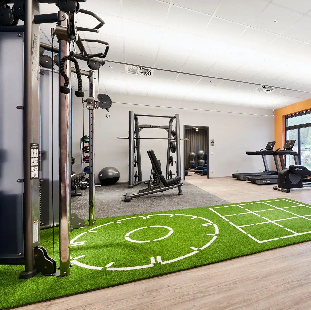 Een fitnessstudio met trainingsapparatuur.