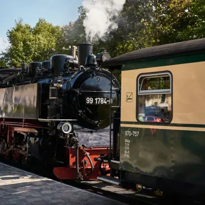 Rasender Roland Een trein op de rails.
