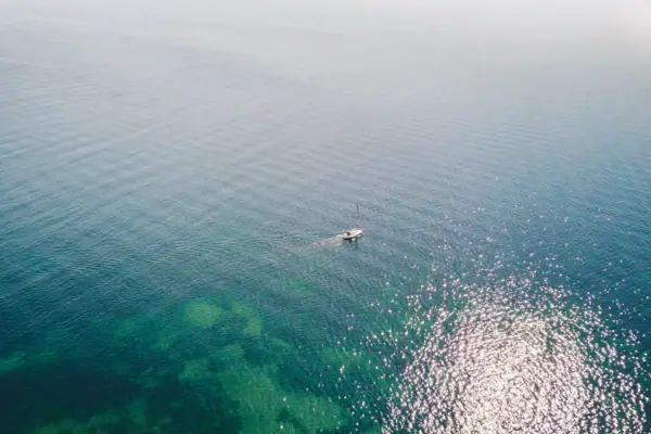 Een boot op het water in de mist.