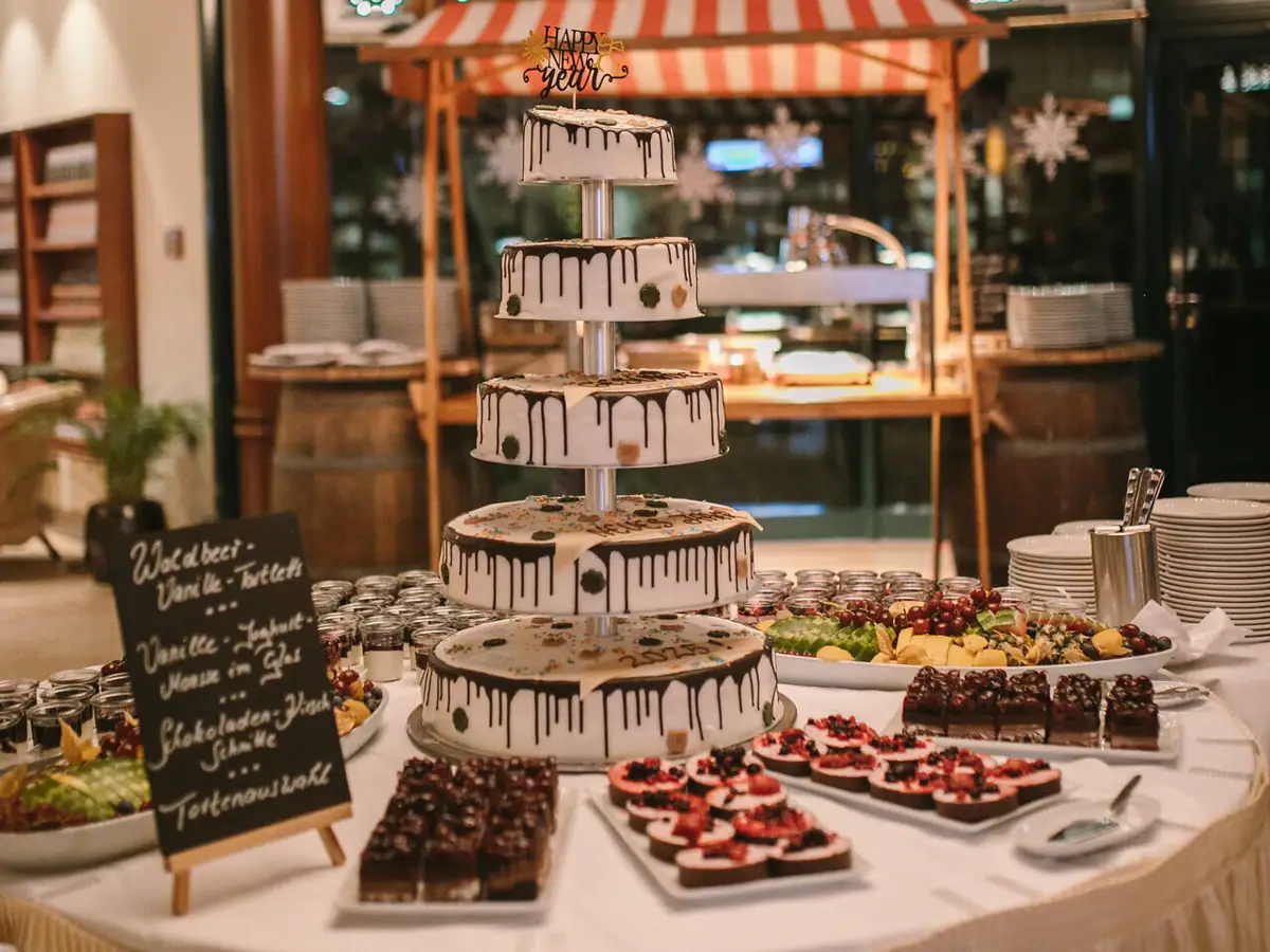 Oudejaarsavond in het aja Strandhotel Bansin Dessertbuffet met een taart met meerdere etages en kleine desserts op een tafel