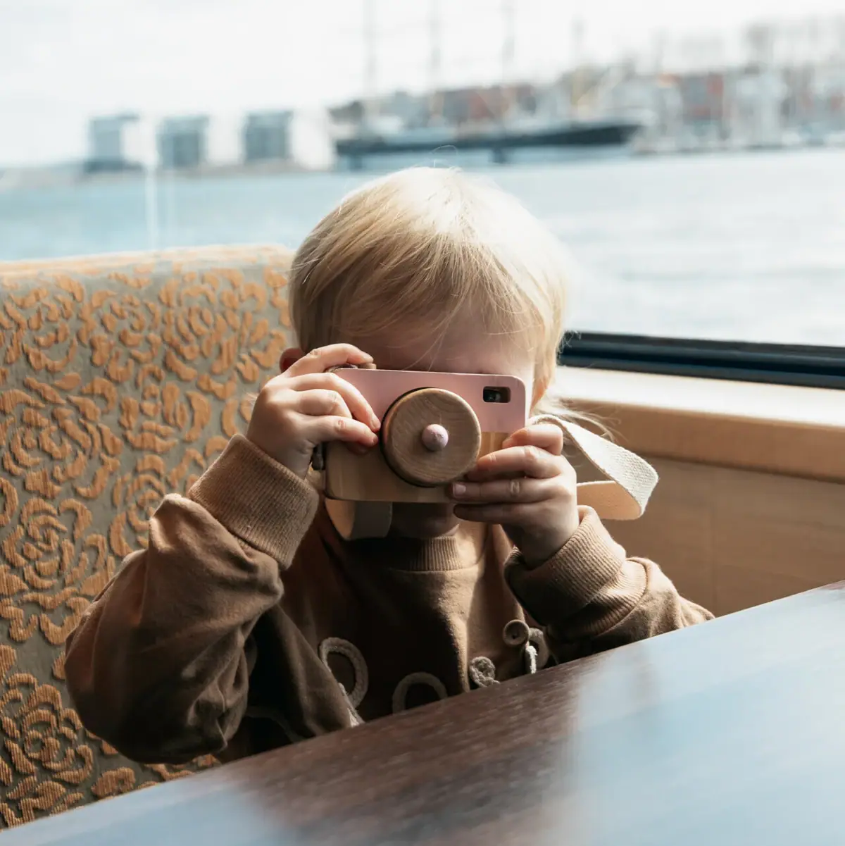 Een kind houdt een camera vast.