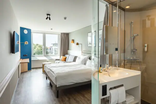 Ein Zimmer mit Bett und Dusche.