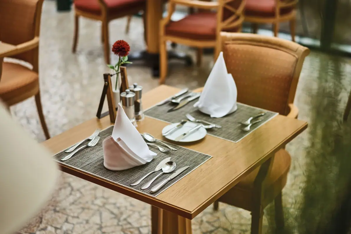 Tafel in het restaurant Een tafel met servetten en bestek.