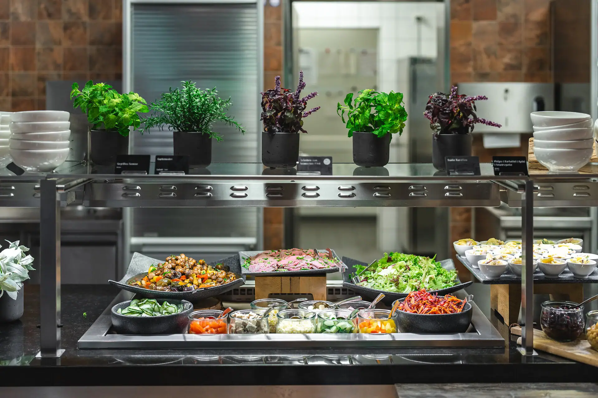 Voedsel op een plank in de binnenruimte.