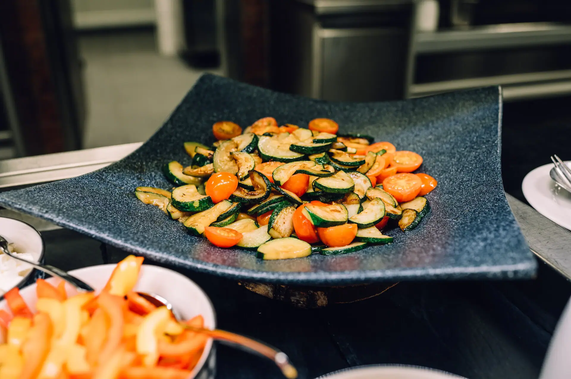 Een bord groenten op een tafel.