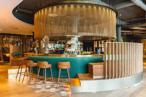 Een ronde bar met stoelen.