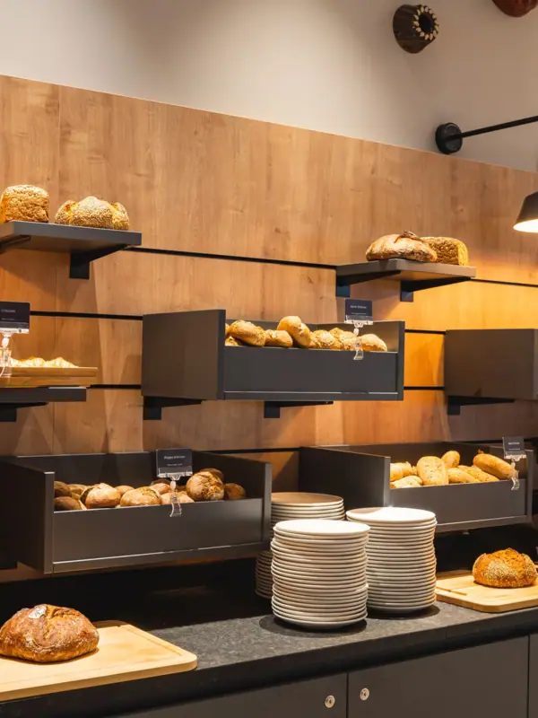 Een uitstalling met brood en borden op een buffet