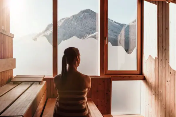 Sauna in de winter Een vrouw zit in een sauna.