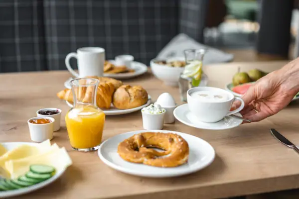 Ontbijt Een tafel met verschillende gerechten en drankjes.