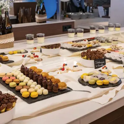 Een tafel met verschillende gerechten erop.